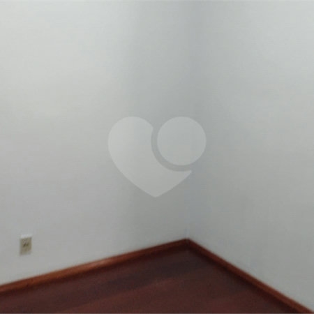 Apto com 2 dormitórios, dois banheiros , e uma garagem.