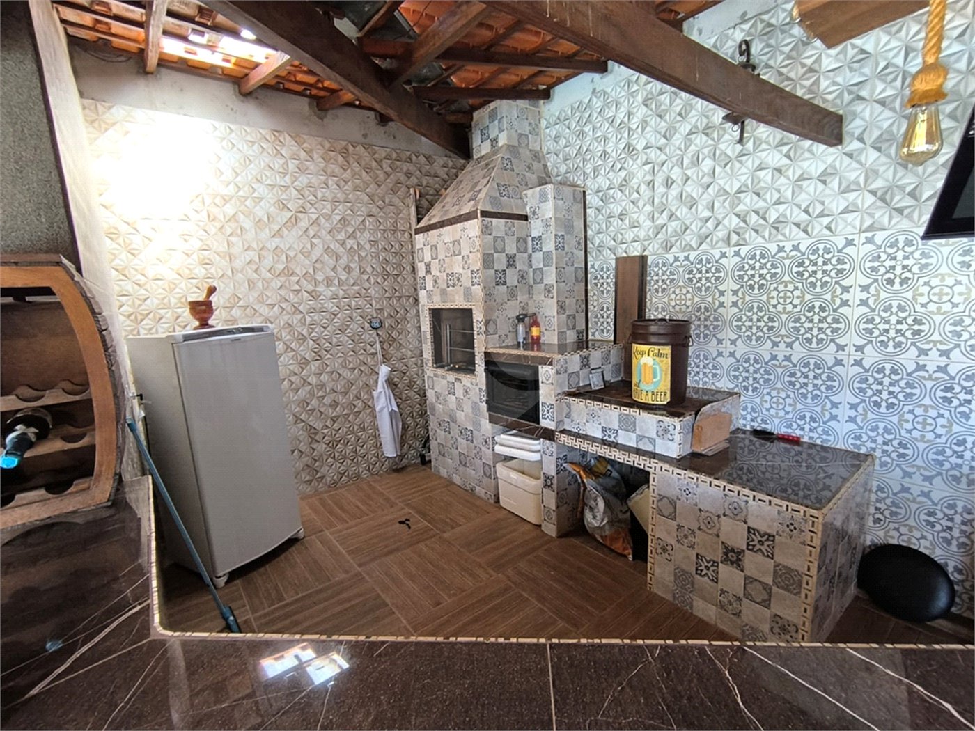 Casa à Venda no Santa Marta com 3 Suítes e Piscina