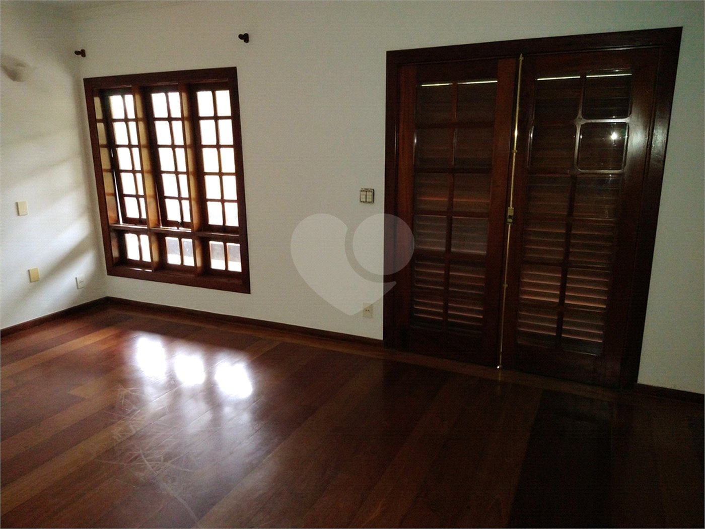 SOBRADO DE 426,0 M² COM 04 SUITES, SALÃO DE FESTAS, 06 VAGAS,06 BANHEIROS E PISCINA PARA LOCAÇÃO OU VENDA NO BARRO BRANCO