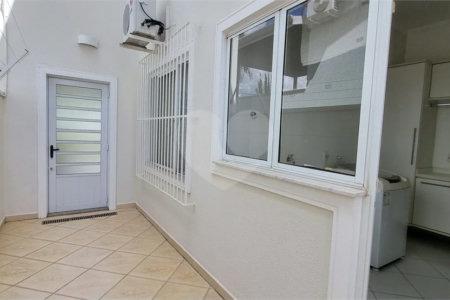Lindo sobrado com 4 suites e piscina à venda, 365m², por R$ 2.450.000,00 no condomínio Villa Suiça, em Indaiatuba/SP.