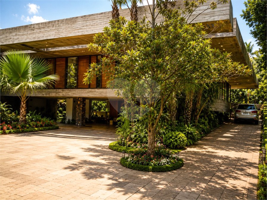 Casa Térrea à venda com 5 quartos, sendo 3 suítes, em Interlagos, São Paulo, SP