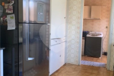 Casa térrea com 3 dormitórios, sendo 1 suíte .