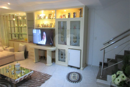Casa á venda com 3 suites e 4 vagas na Vila Rosalia