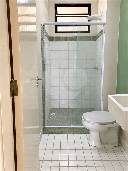 Cobertura de 255 m² com 3 dormitórios, 1 suíte, cozinha planejada, 2 vagas e área gourmet com churrasqueira.