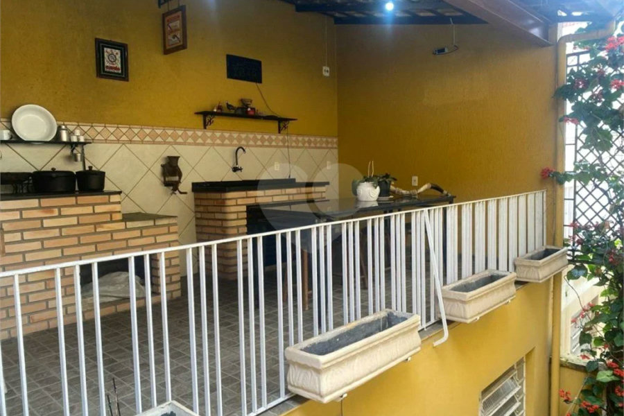 Sobrado à venda com 150 metros de área util e possui 3 dormitórios, sendo 1 suíte.