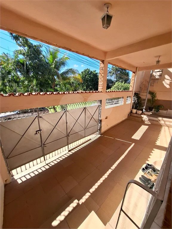 Ó TIMO CASA COM 3 QUARTOS E TERRAÇO EM CONTOMINIO FECHADO