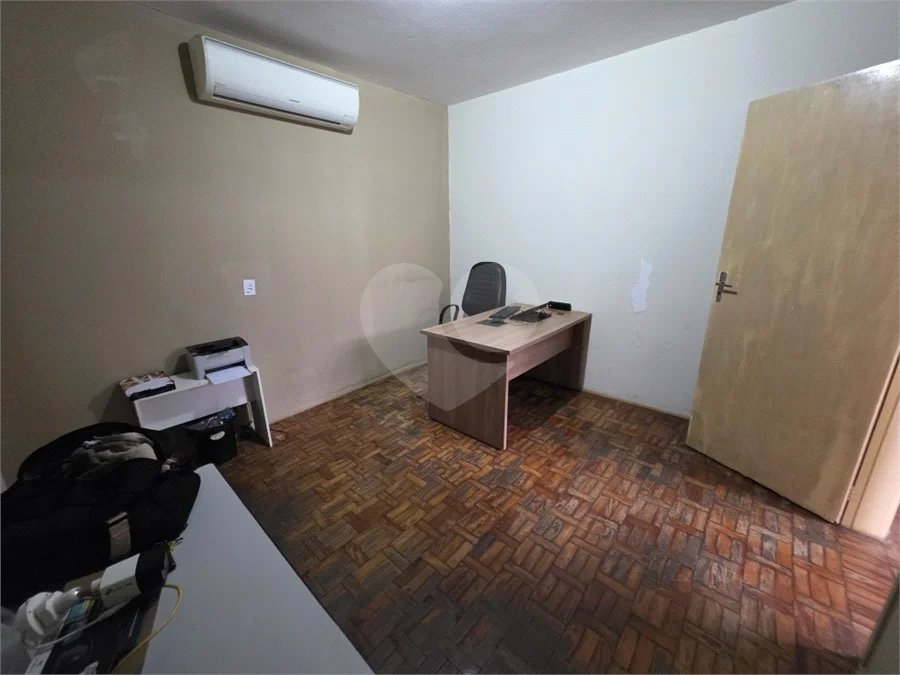 Casa térrea à venda com amplo quintal e grande potencial na Vila Nery
