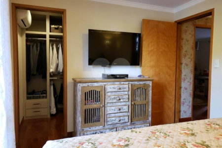 CASA COM 250m² 5 QUARTOS SENDO 3 SUITES COM 3 VAGAS