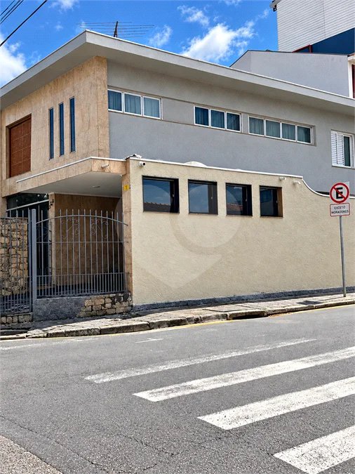 Sobrado de 250 m² em São Bernardo do Campo, com 3 dormitórios, suíte, escritório, quintal, edícula e 2 vagas, em excelente localização.