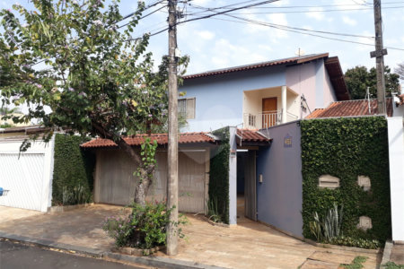 Sobrado com quintal amplo e arborizado a venda