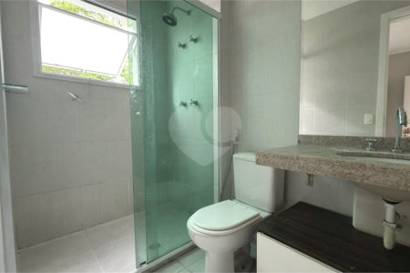 Apartamento de 155 m² com 4 dormitórios, varanda e 2 vagas de garagem. Condomínio com piscinas adulto, infantil e aquecida, lazer e portaria 24 horas.