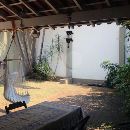 Casa térrea no Condomínio Parque dos Ipês.