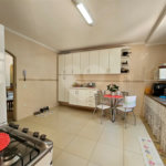 Casa térrea em Atibaia com 3 dormitórios (2 suítes), piscina, espaço gourmet, condomínio fechado