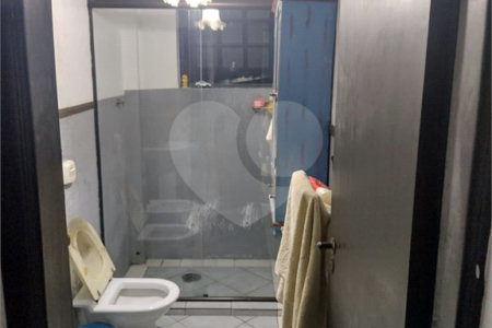 Casa à venda na Vila Mariana de 300 metros quadrados, com 3 dormitórios, 1 suíte e 2 vagas.