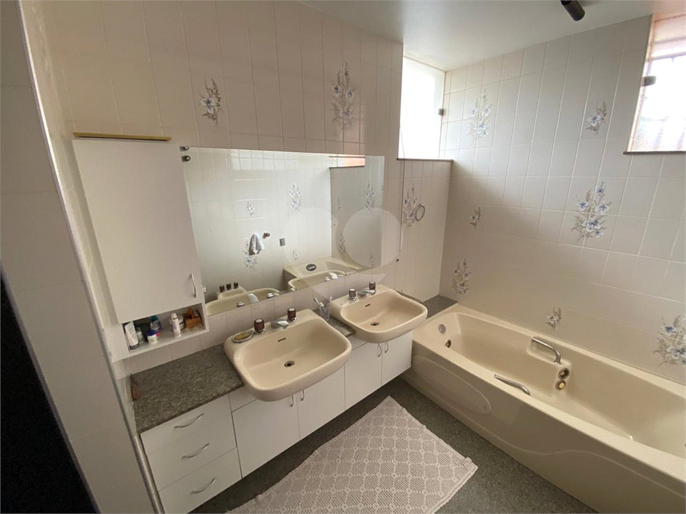 Casa Térrea com 3 suítes, sendo 1 suíte master.