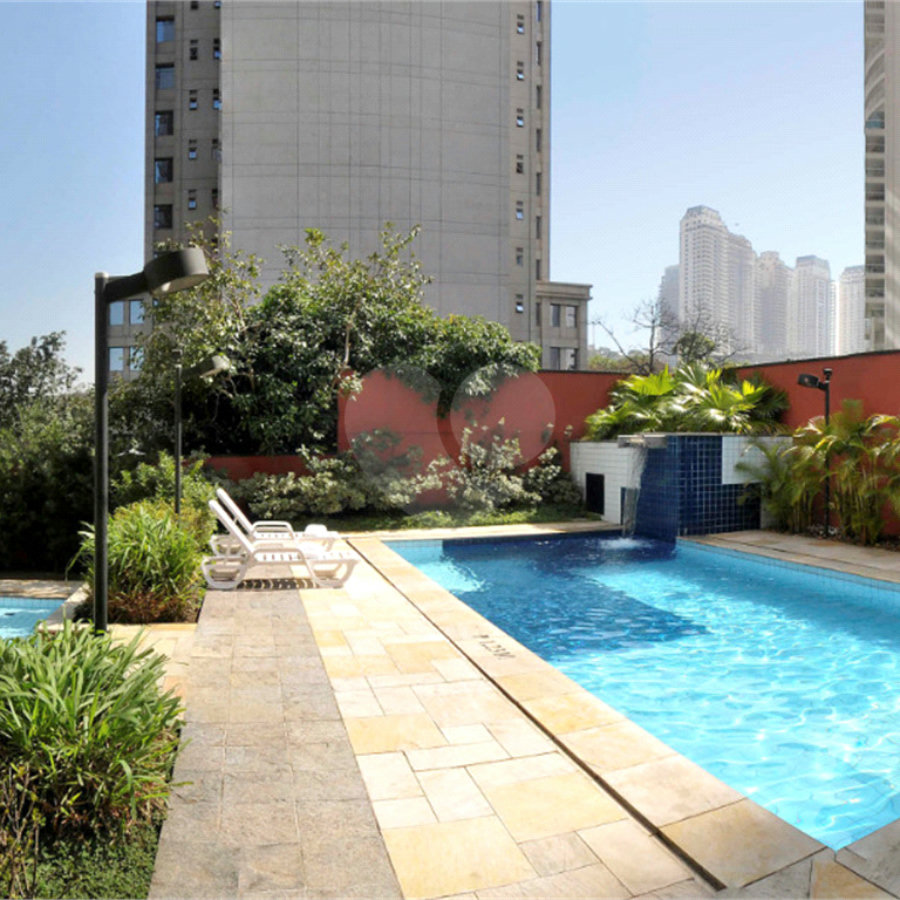 Apartamento mobiliado com 54m², 2 dormitórios, sacada e 1 vaga próximo à Berrini.