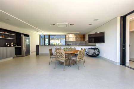 Indaiatuba - Quintas da Terracota - 1252 m² de terreno - casa térrea com 514 m² de área construída -3 vagas de garagem cobertas e 3 descobertas Lavabo - Sala de estar e jantar amplas e integradas - Escritório privativo - Cozinha toda equipada com geladeira, forno, micro-ondas, lava-louças,