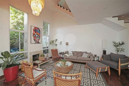 Casa à venda ou para alugar com 5 quartos, sendo 3 suítes, no condomínio Villa Florida, São Paulo - SP