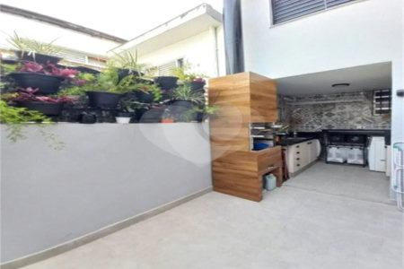 Casa de 85m2 com 3 dormitórios e 2 vagas de garagem localizado no Bosque da Saúde