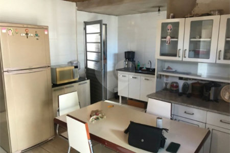 Casa térrea com 3 dormitórios, sendo 1 suíte.