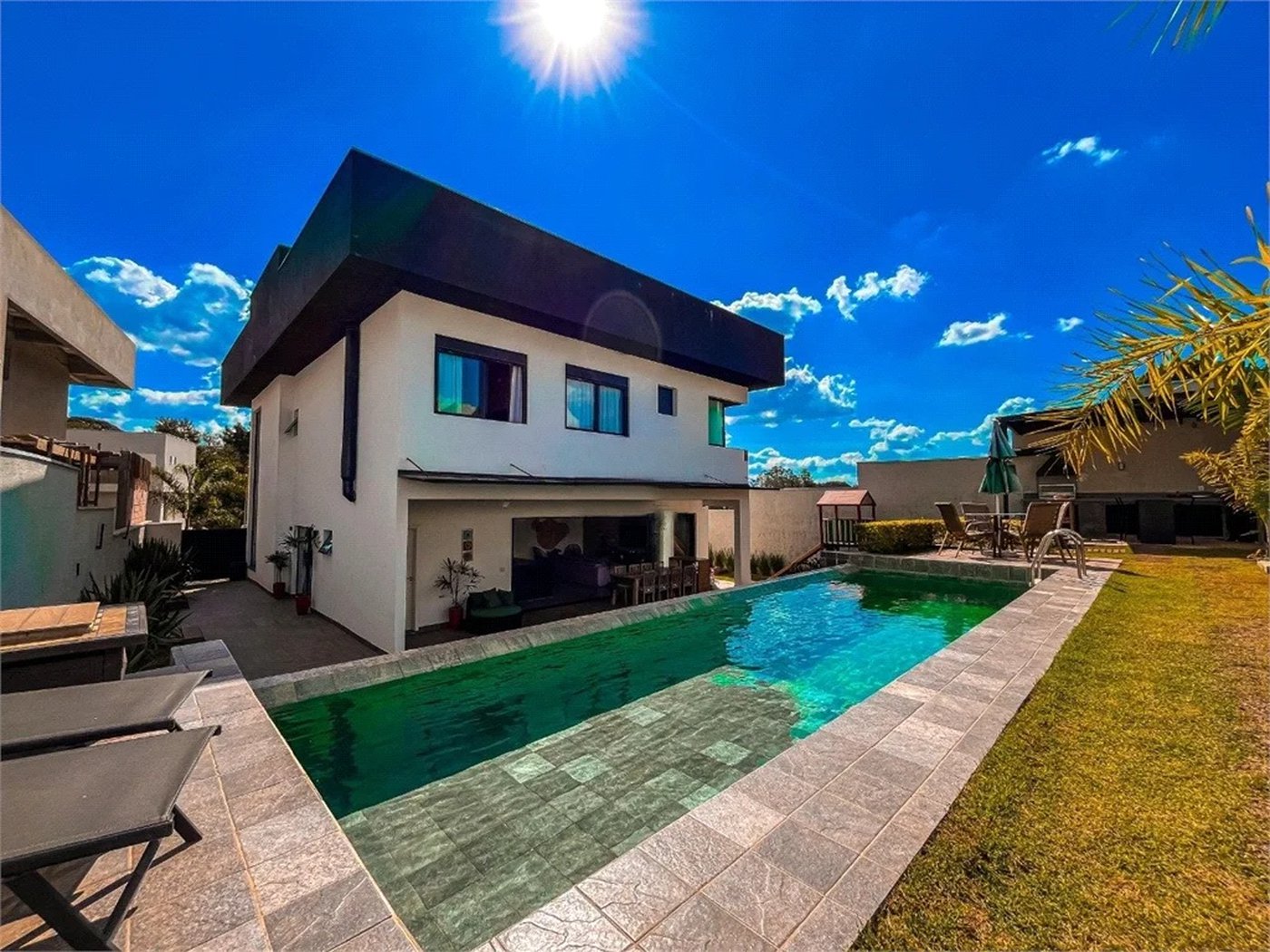Casa à venda com 4 quartos, sendo 3 suítes, no condomínio Vintage, Cotia - SP
