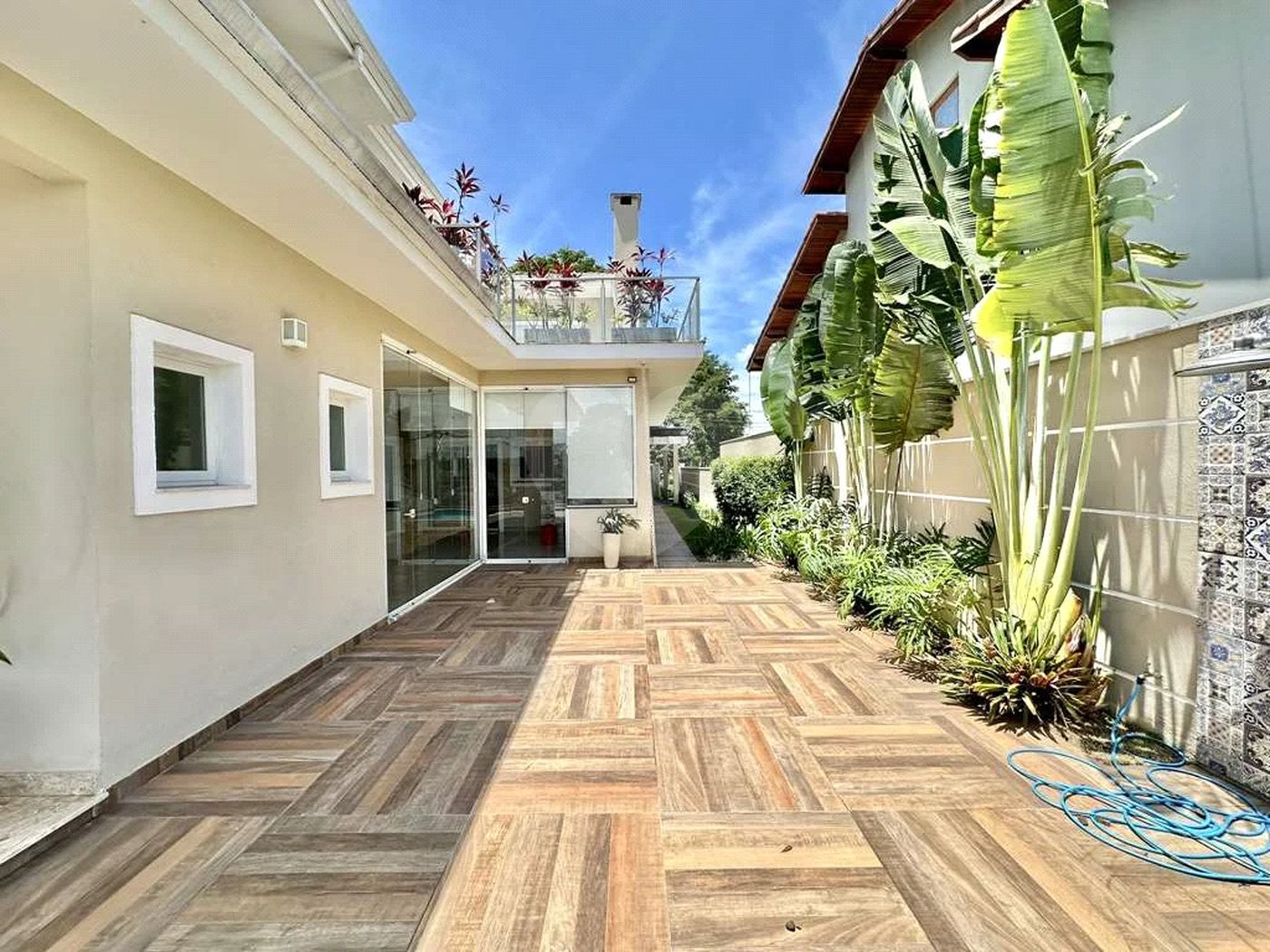 Casa em condomínio Impecável, 4 dorms / 2 suítes, varanda gourmet, piscina, 3 lareiras