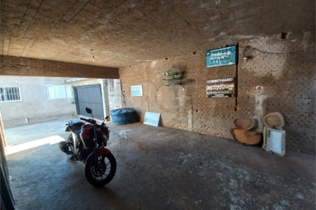 Casa térrea com 2 dormitórios.