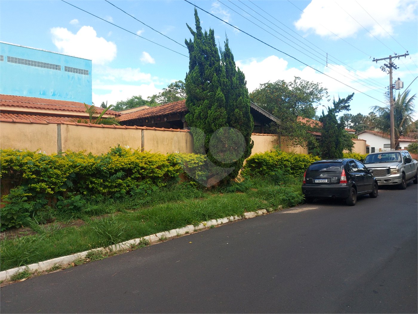 Casa térrea com piscina no Residencial Samambaia.