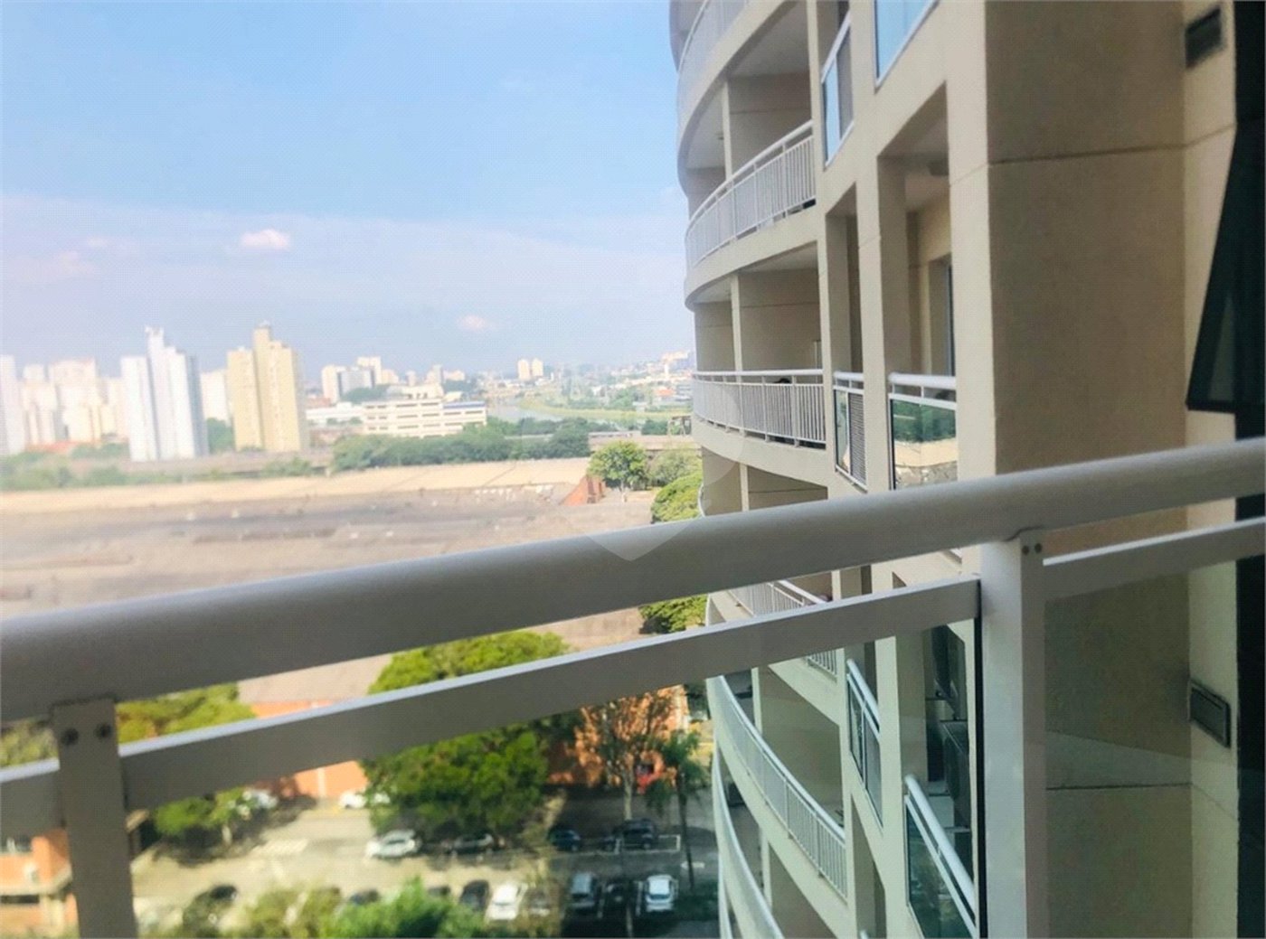 Otima sala comercial com sacada e uma vaga para auto no Nova América Office em Santo Amaro.