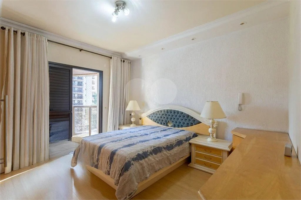 Apartamento na Vila Regente Feijó com 135m2, com 2 dorms, 1 suíte, 2 vagas. Estuda permuta.