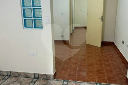 São Paulo - Capital - Bairro Santa Cruz - R4 495.000,00 - Aceita permuta por imóvel na cidade de Indaiatuba- Sp - Sobrado em rua residencial sem saída e com praça particular. O imóvel possui 2 quartos — 1 suíte com dois ambientes e acesso a hall externo. Sala ampla, cozinha com dois ambientes