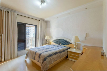 Apartamento na Vila Regente Feijó com 135m2, com 2 dorms, 1 suíte, 2 vagas. Estuda permuta.