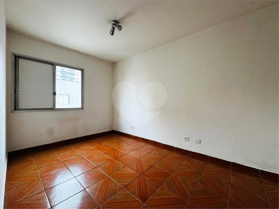 Vende-se Apartamento de 2 Quartos com Sacada na Vila Mascote