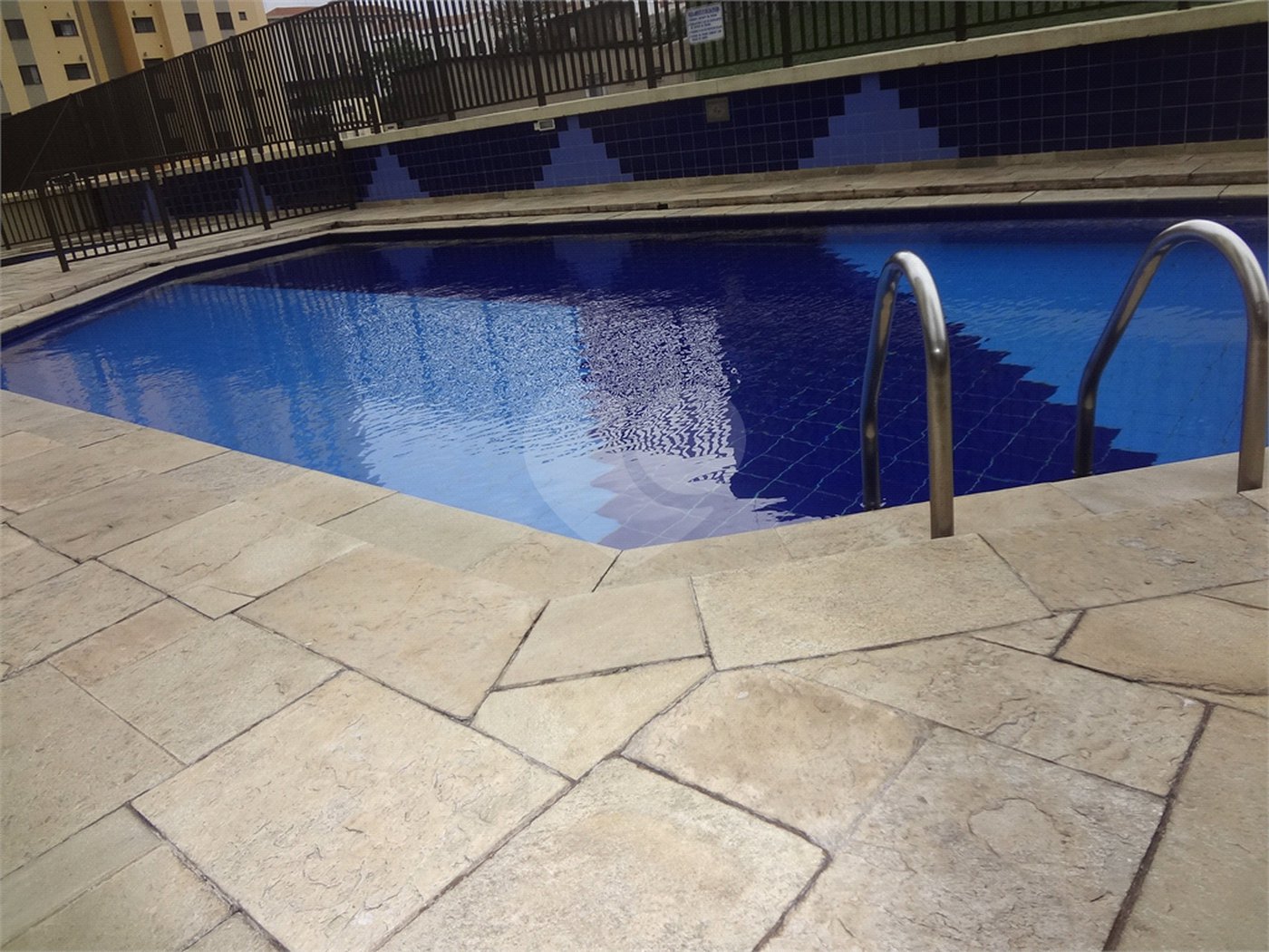 COBERTURA COM PISCINA E CHURRASQUEIRA NA CASA VERDE.