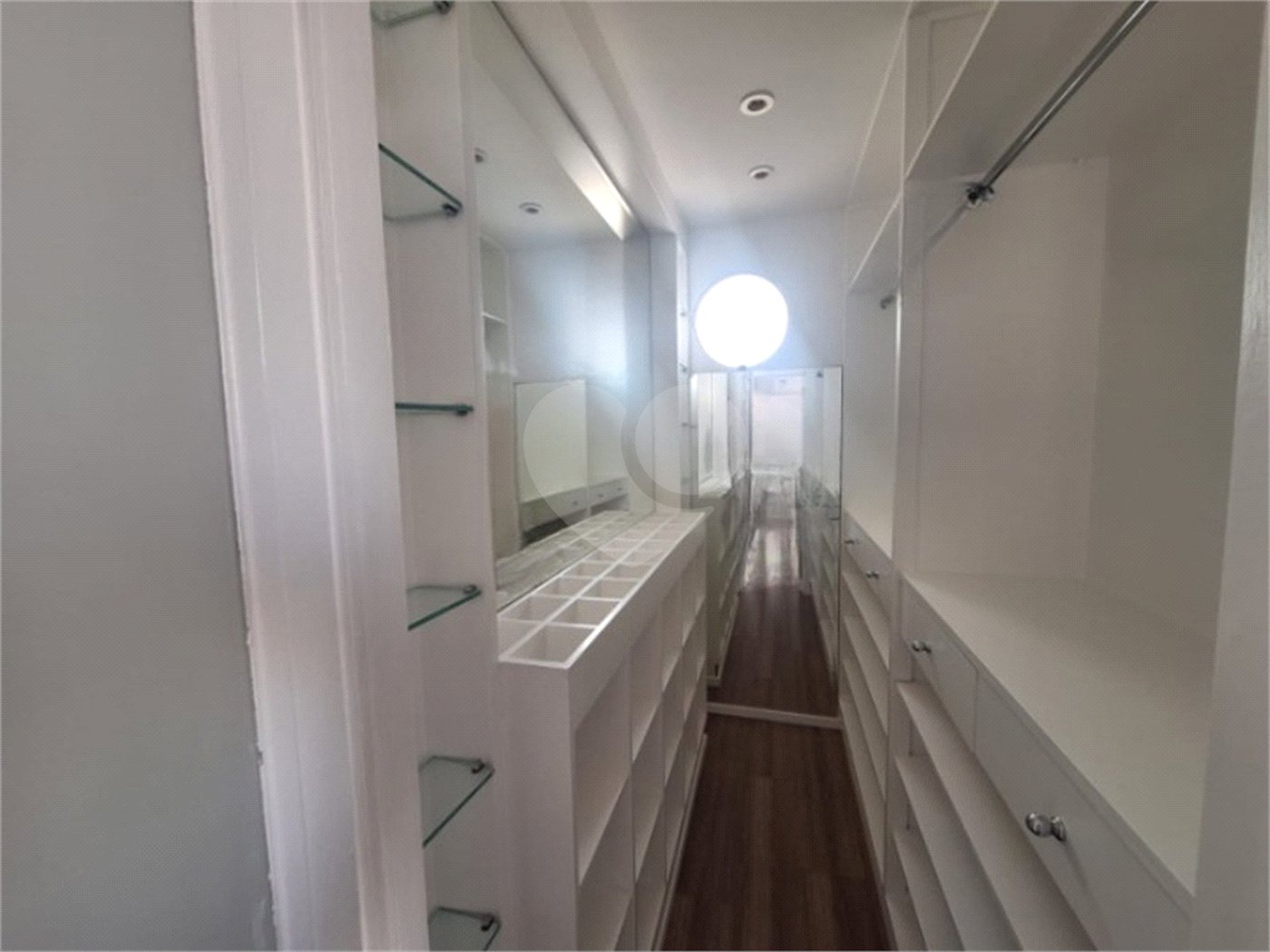Apartamento para locação com 2 dormitórios, sendo 1 suíte com 02 vagas, totalmente climatizado nos 3 ambientes