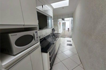 Casa térrea à venda no Douradinho com 2 quartos e edícula com mais dois quartos e 2 banheiros.