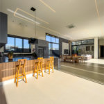 Indaiatuba - Quintas da Terracota - 1252 m² de terreno - casa térrea com 514 m² de área construída -3 vagas de garagem cobertas e 3 descobertas Lavabo - Sala de estar e jantar amplas e integradas - Escritório privativo - Cozinha toda equipada com geladeira, forno, micro-ondas, lava-louças,