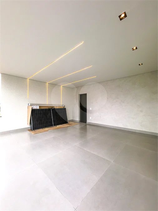 Casa Térrea – Condomínio Maria Cândida - 300 m² de terreno - 212 m² de área construída - 4 vagas de garagem, sendo 2 cobertas - Sala de jantar e estar integradas, com pé-direito duplo e cortina - 3 suítes com ar-condicionado, sendo 1 master com closet – planejado – Roupeiro – Escritório - Cozinha