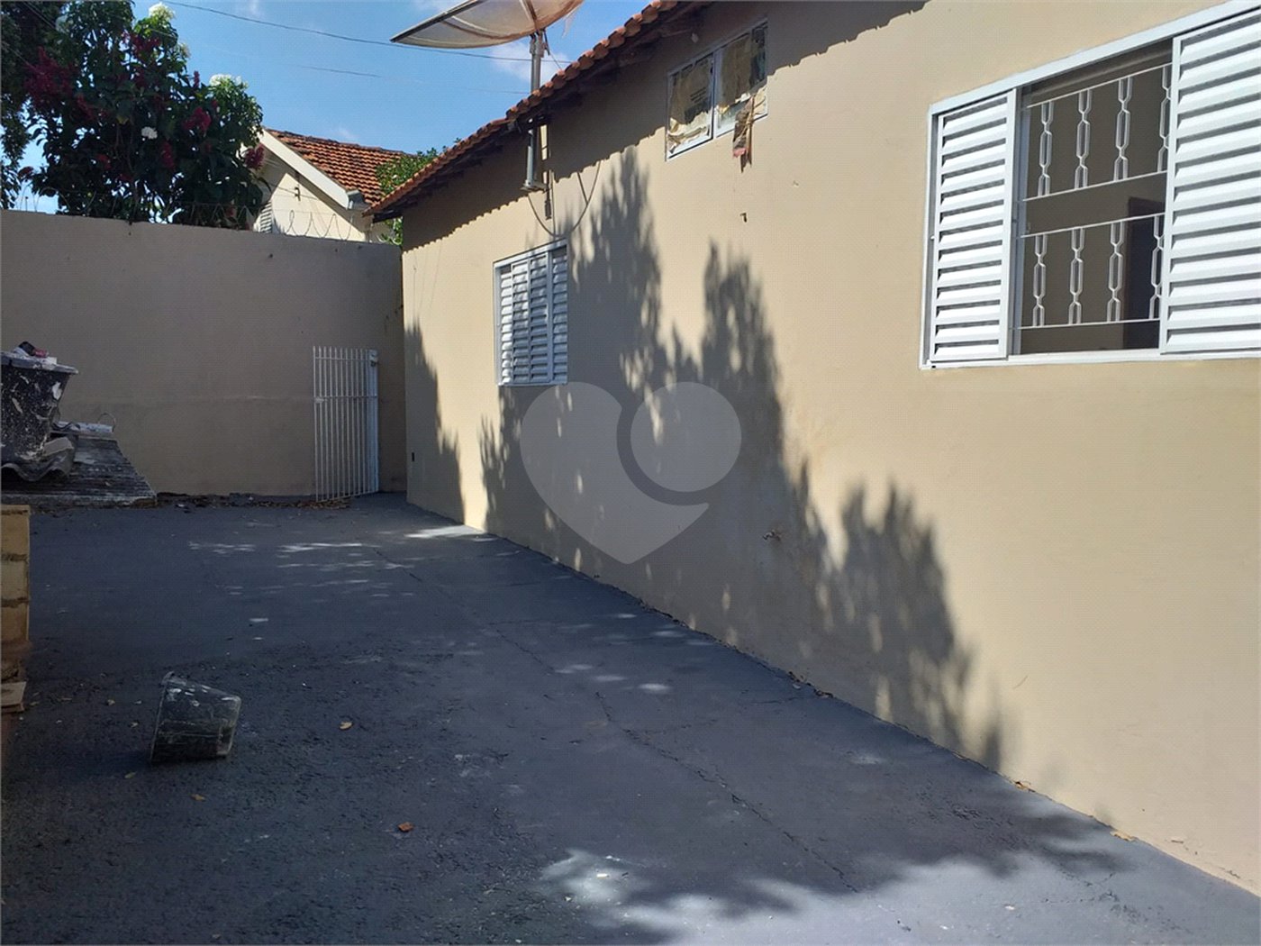 Casa térrea para venda, na cidade de Araraquara/SP.