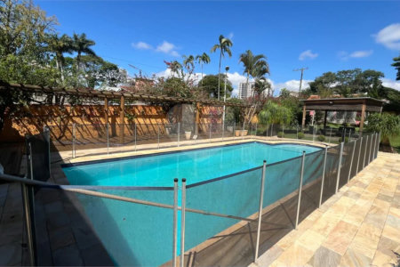 Residência térrea com 05 dormitorios, sendo 03 suítes, piscina e vagas para autos em Atibaia sp
