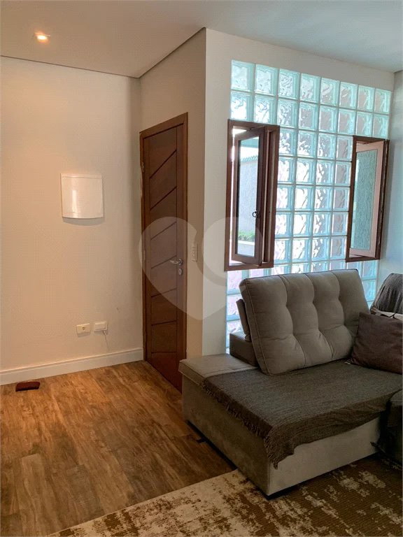 Sobrado com 3 quartos e garagem para 5 veículos.