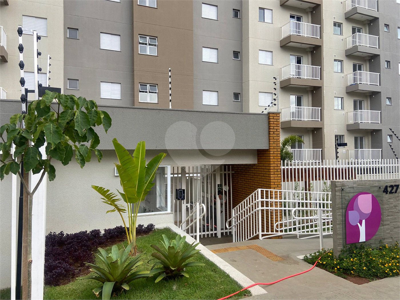 Apartamento no Condomínio Parque dos Jacarandás.