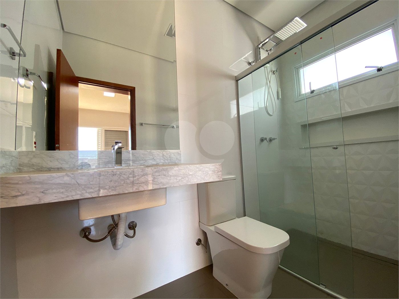 Casa com alto padrão de acabamento para venda no Condomínio Montreal.