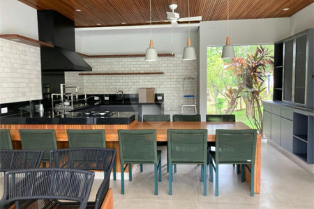 Chácara no Condomínio Vale das Laranjeiras em Indaiatuba SP - Venda - R$ 3,600.000,00 - Locaçao - R$ 30.000,00 mais encargos - Linda, espaçosa, aconchegante, acabamento de alto padrão em rua tranquila e arborizada, em um dos Condomínios mais valorizados de Indaiatuba. Com fácil acesso as principa