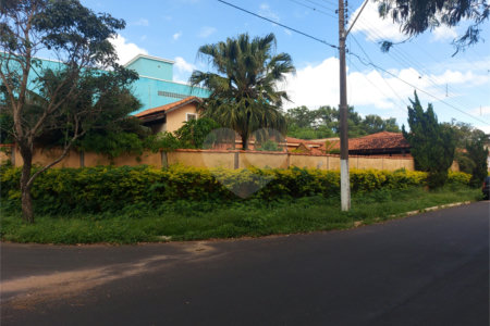 Casa térrea com piscina no Residencial Samambaia.