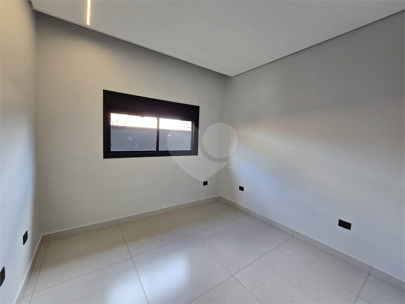Maravilhosa Casa térrea em condomínio fechado no Portal Lamis, com 3 suítes, piscina privativa e persianas elétricas em excelente condomínio com salão de festas, piscina, quadras de tênis, beach tênis e campo de futebol. Vista cinematográfica da Pedra Grande.
