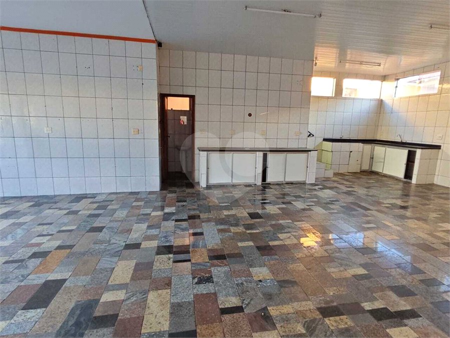 ?Oportunidade Única em São Carlos: Salão Comercial + Casa Independente nos Fundos – Ideal para Investidores!