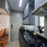 Apartamento totalmente decorado em Moema com 70 m2 , 2 quartos, 2 suítes e 2 vagas, ambientes com ar condicionado.