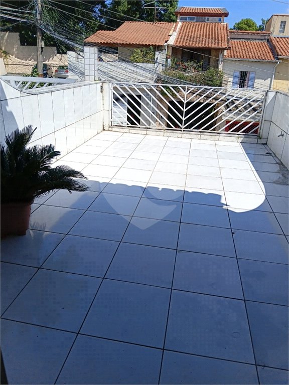 Sobrado em condomínio fechado com 3 dormitórios e 100m2