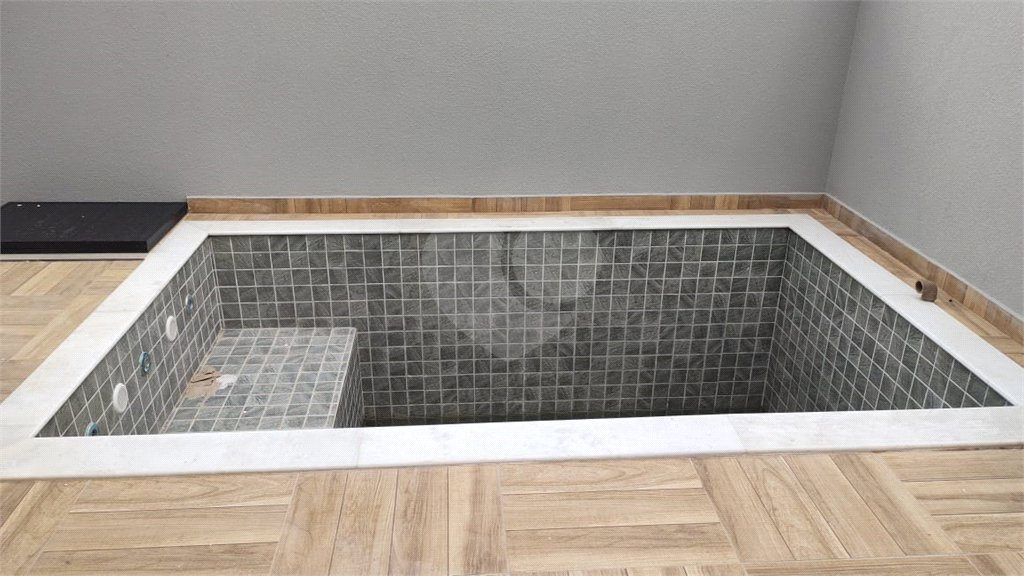 Casa com Piscina no Condomínio Lagos D'Icarai em Salto/SP